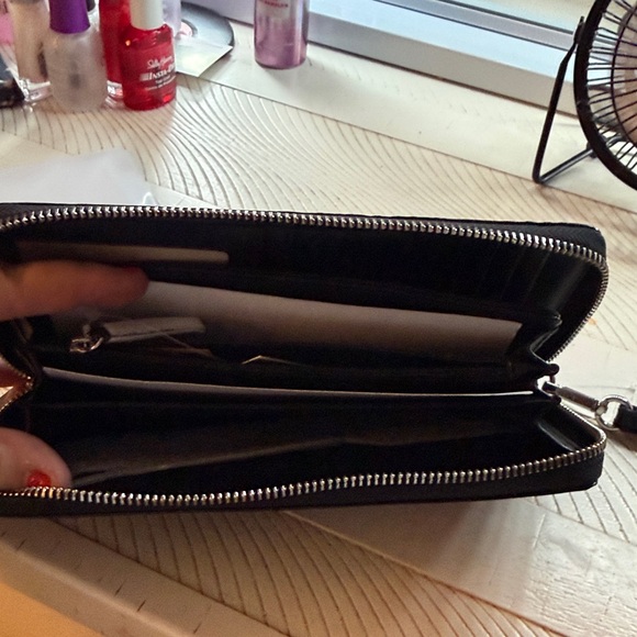 Jet Set Large Logo Wallet - Picture 6 of 10